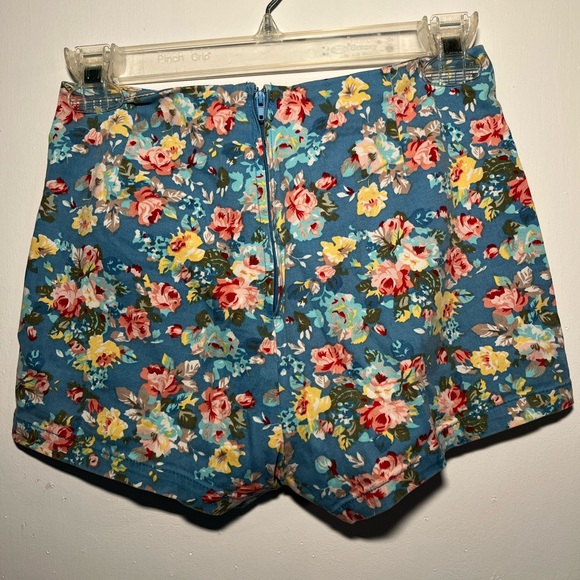 FLORAL SHORTS - Picture 2 of 3